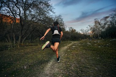 Günbatımında çalışan iz