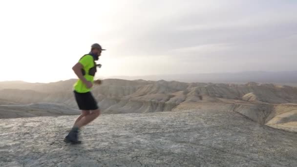 Sendero corriendo en el desierto — Vídeo de stock