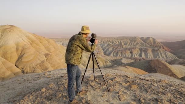 Фотограф в пустыне — стоковое видео