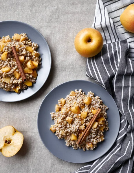 Porridge con mele e cannella — Foto Stock