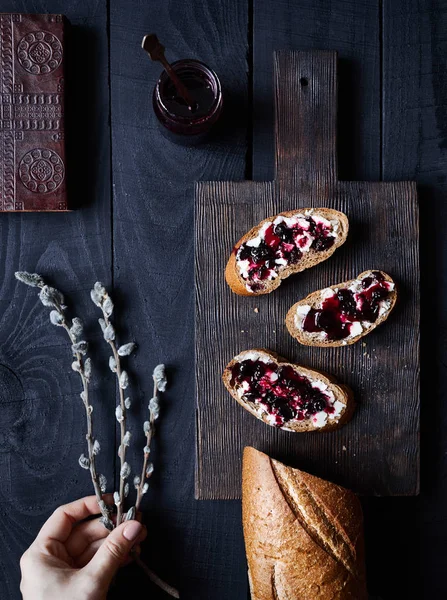 黄油和黑莓果冻面包 — 图库照片