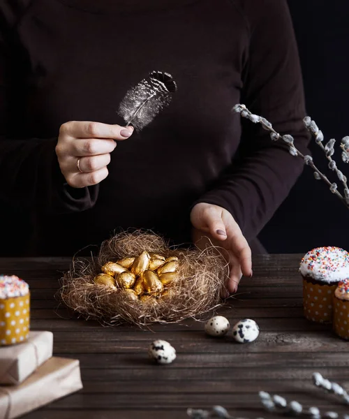 Frau mit goldenen Ostereiern — Stockfoto