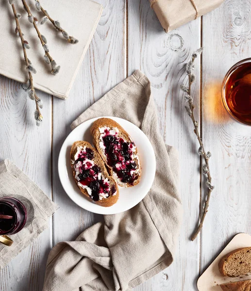 Bread with butter and blackberry jelly — Stock Photo, Image