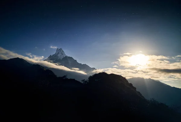 Himalaya bei nächtlichem Sternenhimmel — Stockfoto