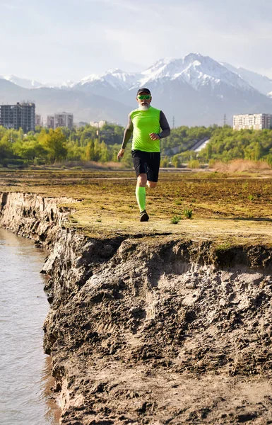 Vecchio che corre nel parco — Foto Stock