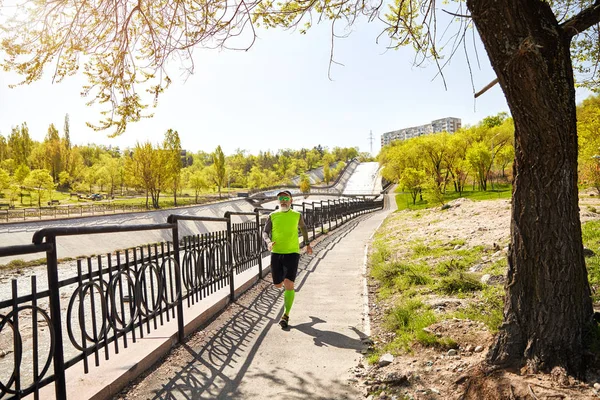 Vecchio che corre nel parco — Foto Stock