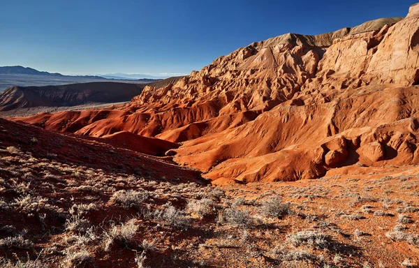 赤い砂漠の山々 — ストック写真
