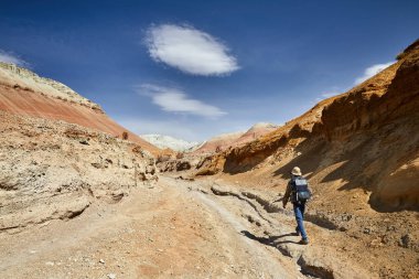 Çölde fotoğrafçı.