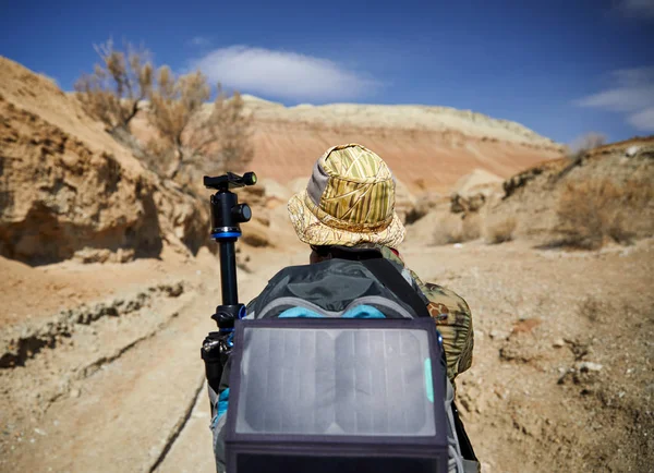 Turysta z panelem słonecznym na pustyni — Zdjęcie stockowe