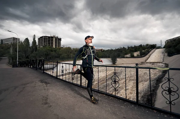 Mann läuft auf Brücke — Stockfoto