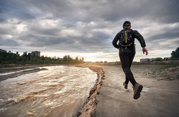 L'uomo corre verso il tramonto — Foto Stock