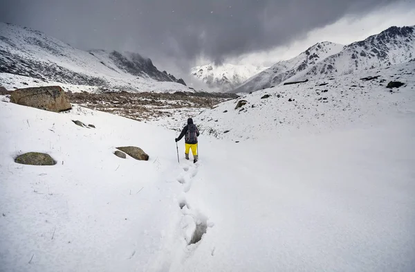 Турист в заснеженных горах — стоковое фото