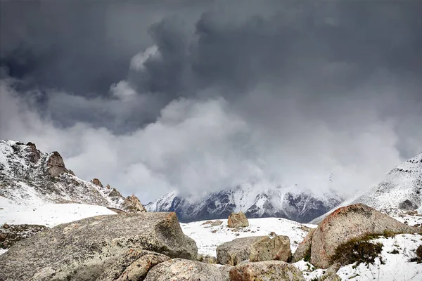 Landschap van besneeuwde bergen — Stockfoto