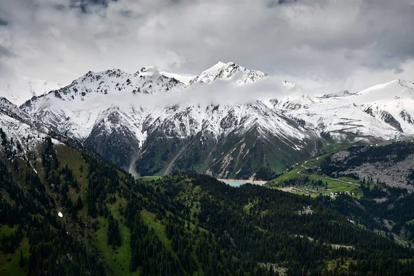 Hermoso paisaje de montañas — Foto de Stock