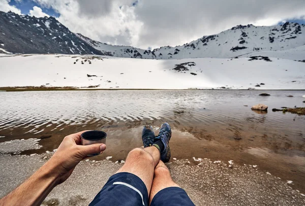 Turista na montanha — Fotografia de Stock