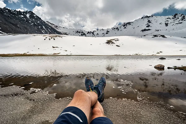 Turista sentado en la montaña — Foto de Stock