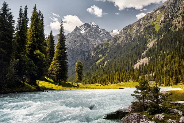 Karakol Fluss in den Bergen — Stockfoto