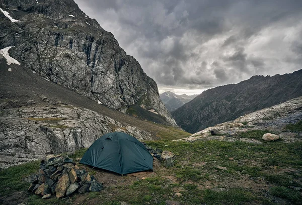 Acampar nas montanhas — Fotografia de Stock