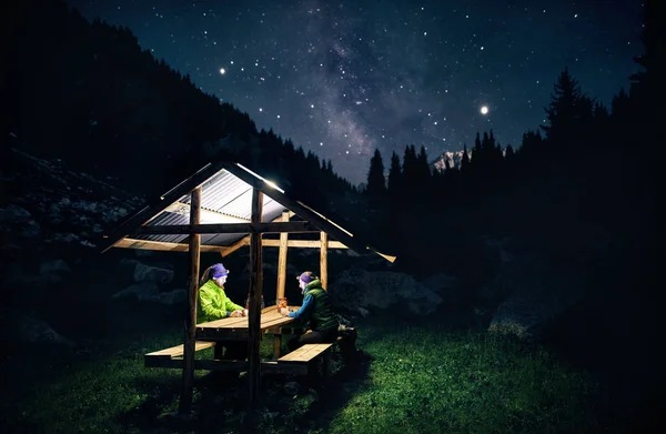 Turist i lägret på natten — Stockfoto