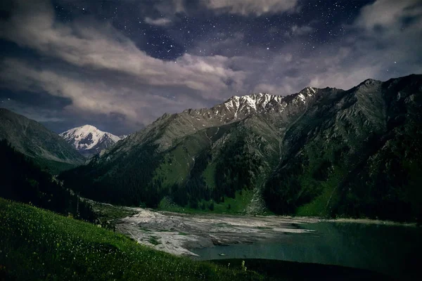Großer Almaty-See bei Nacht — Stockfoto