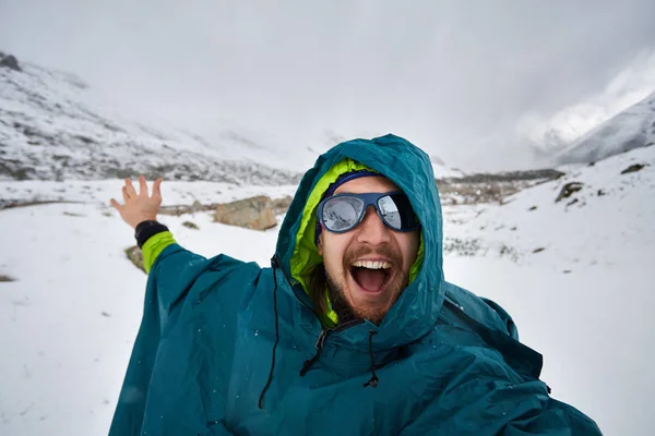 Uomo in impermeabile all'aperto — Foto Stock