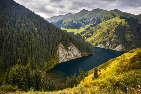Jezioro kolsai w Kazachstanie — Zdjęcie stockowe