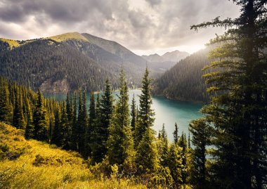 Kazakistan'da Kolsai Gölü