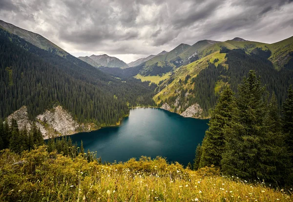 Kolsai-tó Kazahsztánban — Stock Fotó