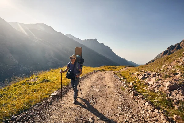 Escursionista con zaino in montagna — Foto Stock