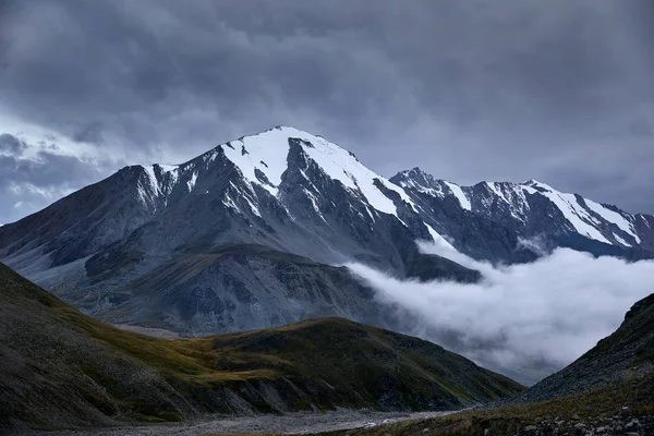 Bela paisagem de montanhas — Fotografia de Stock
