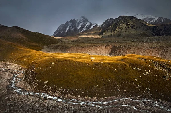 Bellissimo paesaggio di montagne — Foto Stock