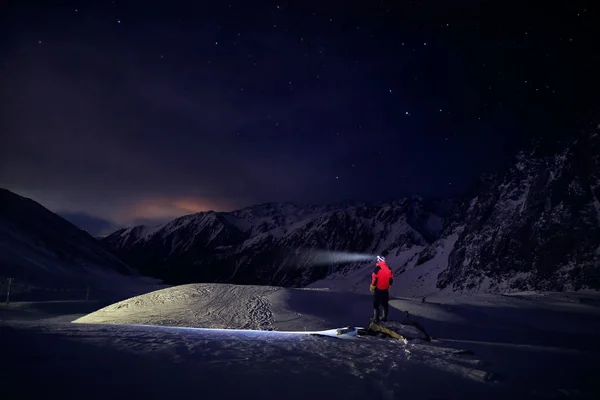 Człowiek w górach z nocnym niebie — Zdjęcie stockowe