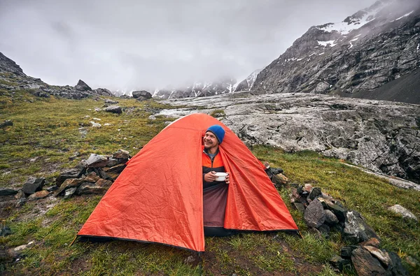 Wandelaar in de tent buiten — Stockfoto