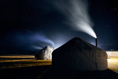 Geceleri yurt göçebe evleri