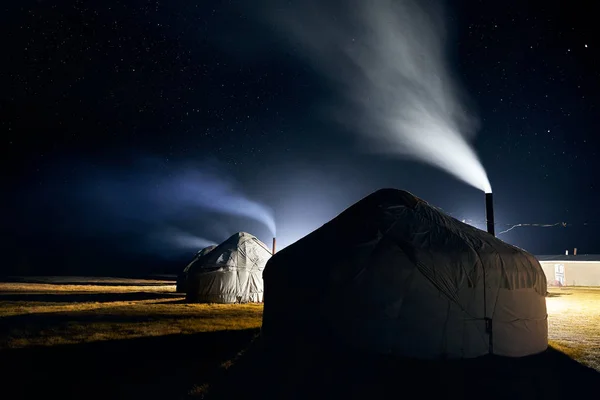 Кочевые дома юрты ночью — стоковое фото