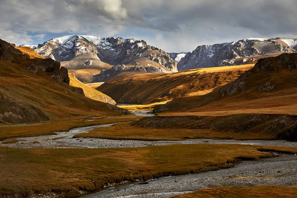 Dolina górska w Kirgistanie — Zdjęcie stockowe