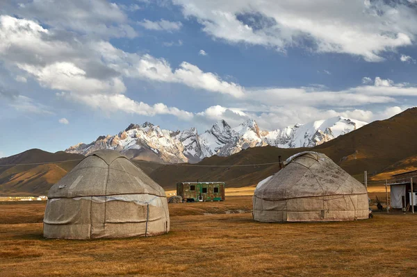 Yurta case nomadi in montagna — Foto Stock