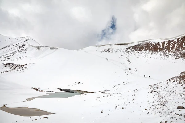 Caminhantes nas montanhas nevadas — Fotografia de Stock