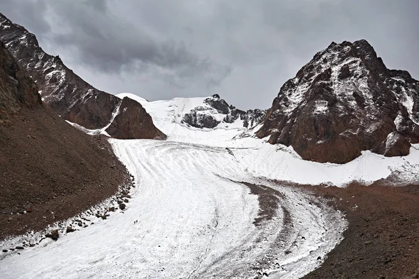 雪の山でハイキング — ストック写真