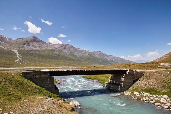 Ponte in Kirghizistan Montagne — Foto Stock