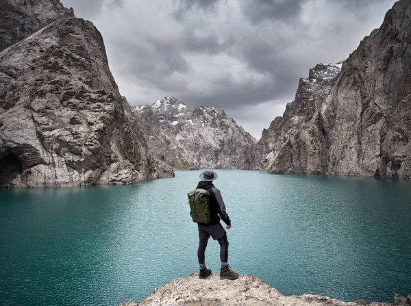 Férfi hátizsákkal a hegyi tónál — Stock Fotó