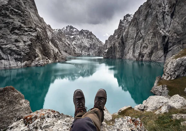 Senderista en lago de montaña — Foto de Stock