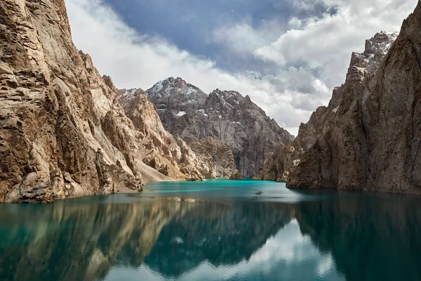 Lago de montaña en Kirguistán — Foto de Stock