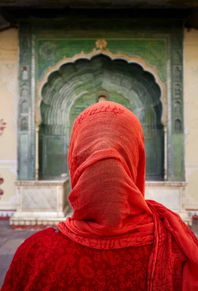 Vrouw in het rood in India — Stockfoto
