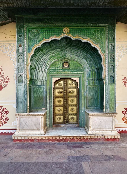 Green gate in Indian Palace — Stock Photo, Image