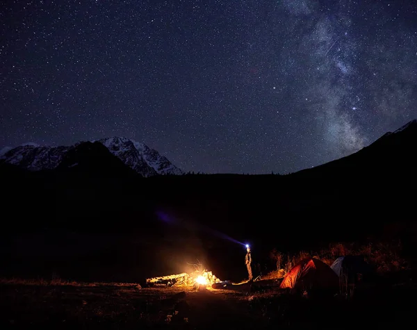 Camping avec feu de joie la nuit — Photo