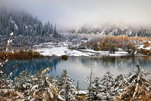Horské jezero v Kazachstánu — Stock fotografie