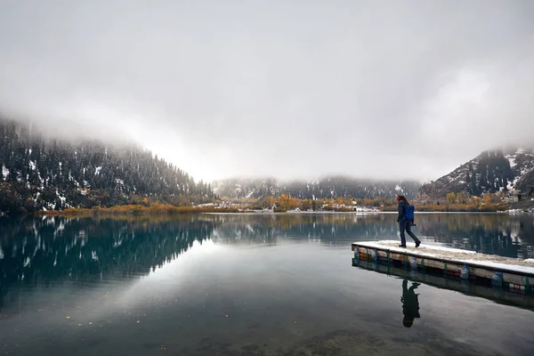 Hombre en Mountain Lake en Kazajstán — Foto de Stock