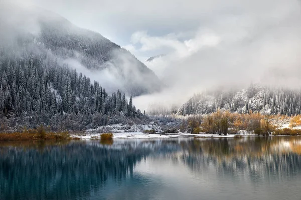 Kazakistan'ın dağ gölü — Stok fotoğraf