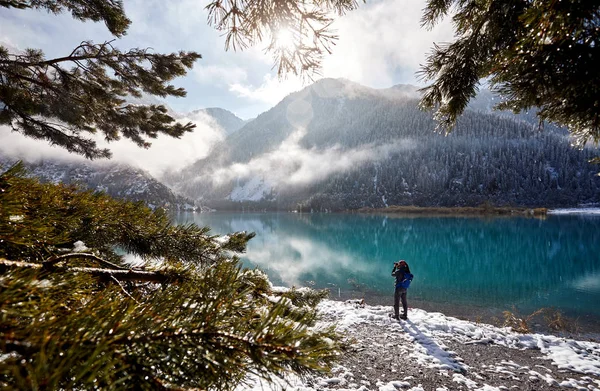 Człowiek w Mountain Lake w Kazachstanie — Zdjęcie stockowe